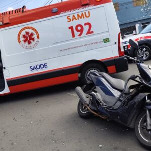 Acidente entre carro e motocicleta deixa mulher ferida no Jardim Pacaembu