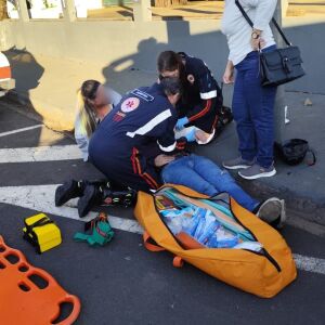 Motociclista sofre ferimentos graves em acidente com carro e motorista foge em São Carlos