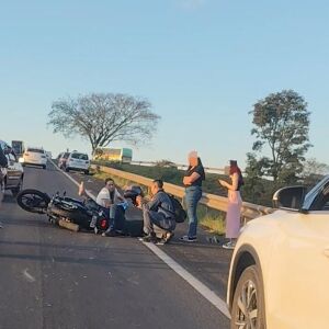 Motociclista fica ferido em colisão traseira na Rodovia Professor Luiz Augusto de Oliveira