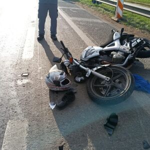 Motociclista ferido em colisão traseira na Rodovia Washington Luís, em São Carlos