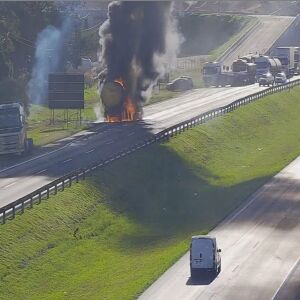 Motorista sai ileso de incêndio em carreta na Rodovia Washington Luís