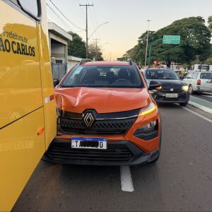Motorista perde o controle e atinge ônibus em São Carlos após passar mal