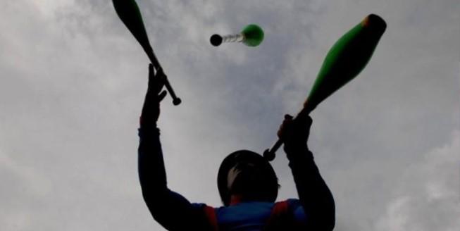 Oficina de acrobacias e malabares apresenta técnicas do circo em Araraquara