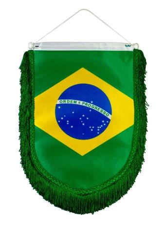 Oficina ensina criação de flâmulas inspiradas no universo do futebol em Araraquara
