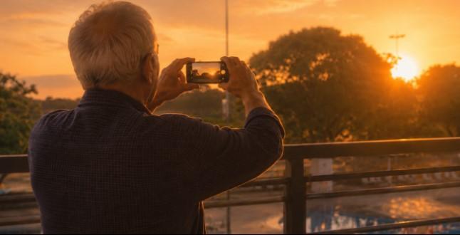 Oficina ensina fotografia com celular para pessoas idosas em Araraquara