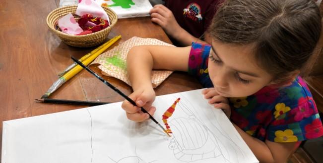 Oficina inspira crianças a criar pinturas a partir da obra de Tarsila do Amaral