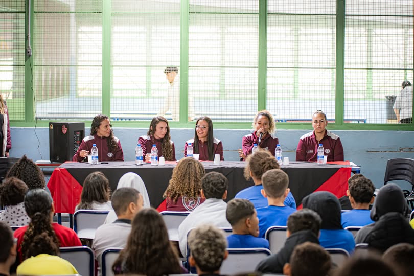Alunos da escola Antônia Eugênia Martins visitam as Guerreiras Grenás da Ferroviária