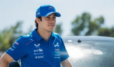 Piloto da Fórmula 1 Franco Colapinto celebra classificação da Argentina para final da Copa do Mundo