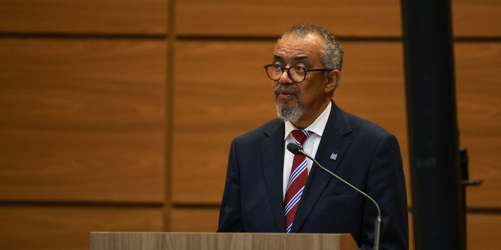 Risco de pandemia pelo vírus ebola é baixo no mundo, afirma diretor da OMS