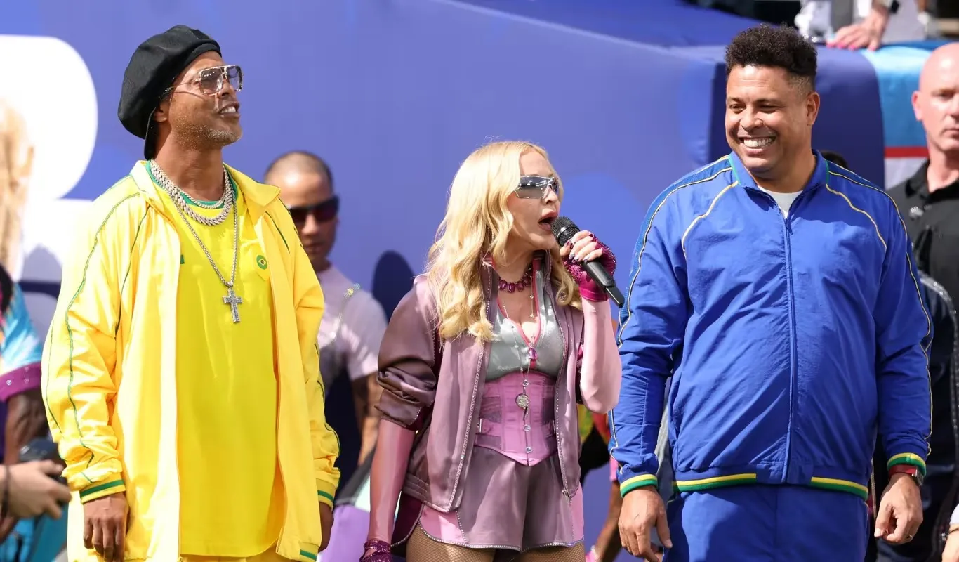 Ronaldinho Gaúcho surpreende em show de Madonna durante a Copa do Mundo