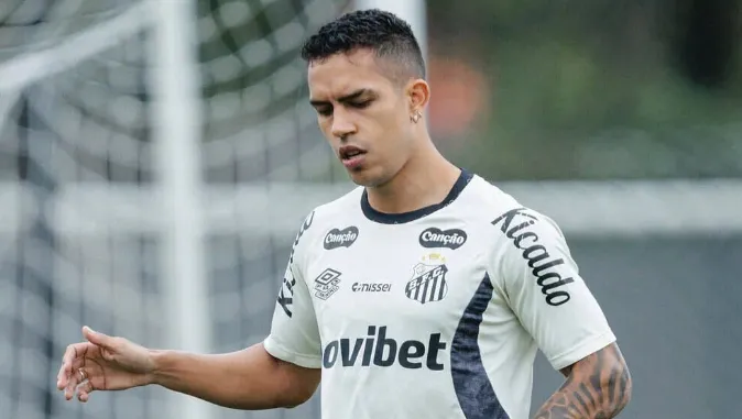 Igor Vinícius retorna aos treinos e pode reforçar o Santos contra o Botafogo