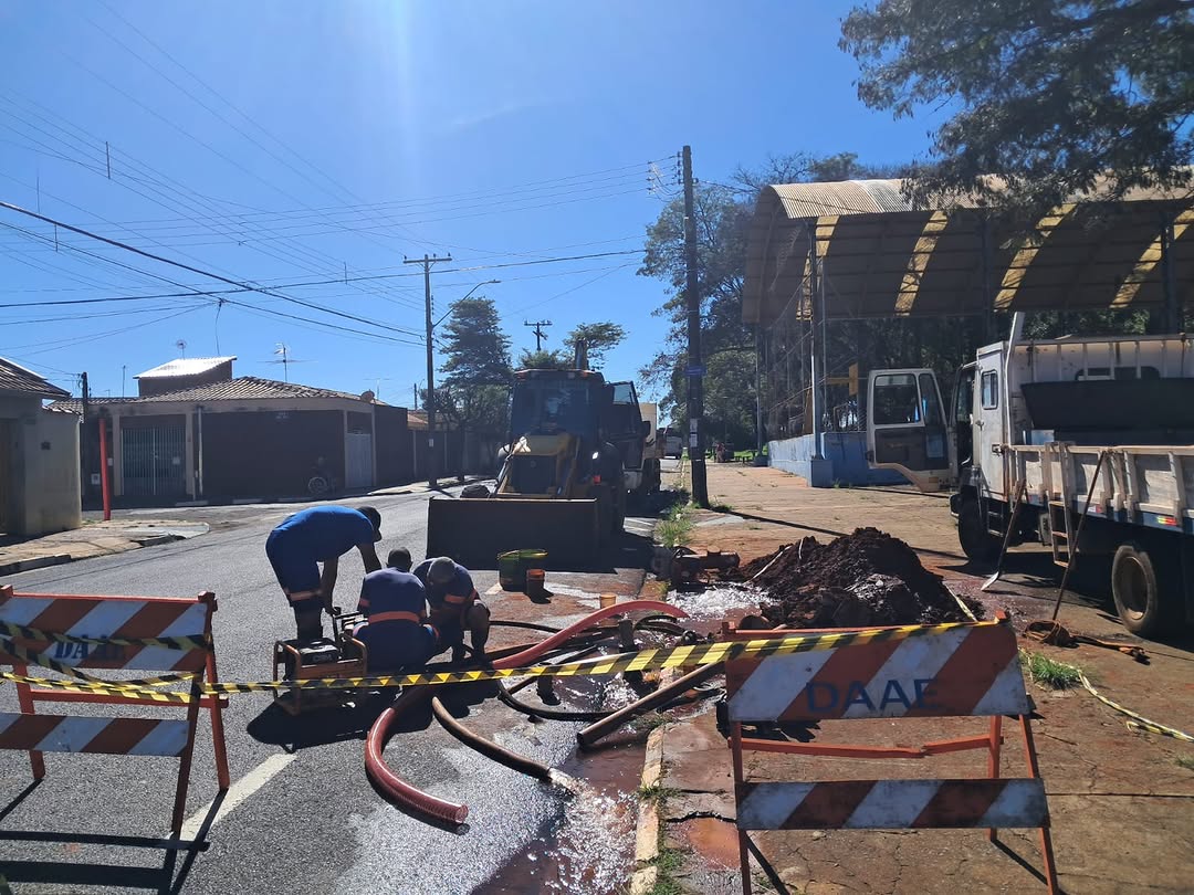 Daae realiza serviço emergencial na Vila Aracoara para reparo de vazamento