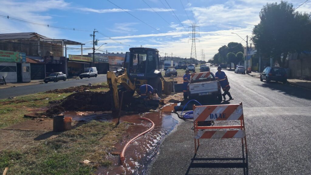 Daae realiza serviço emergencial para reparar vazamento de rede em Araraquara