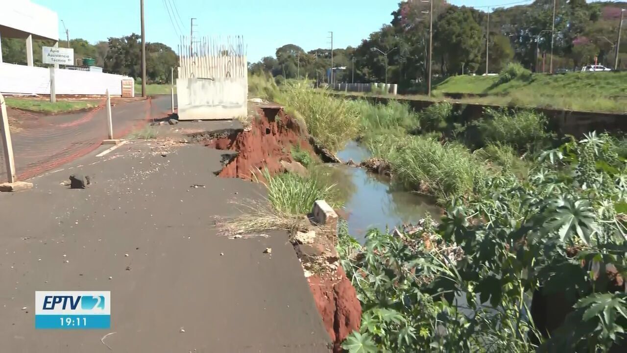 Trecho da Via Expressa em Araraquara tem interdição por risco de deslizamento