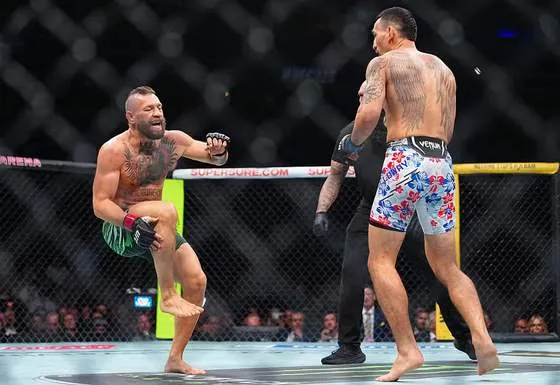 No UFC, Conor McGregor abandona luta por lesão e Paddy Pimblett finaliza Saint Denis