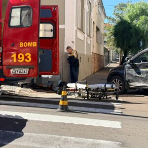 Acidente de trânsito em São Carlos: van avança sinal de parada e deixa motorista ferido