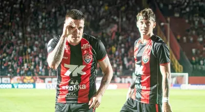 Vitória derrota Vasco por 1 a 0; Pedro Emanuel não evita nova derrota
