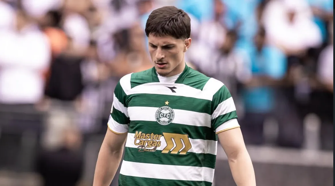 Zagueiro do Coritiba eterniza Messi como 'GOAT' em tatuagem e expande coleção de ídolos