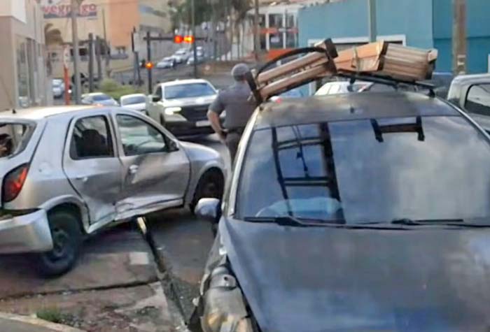 Acidente em Araraquara deixa duas mulheres feridas no centro antigo