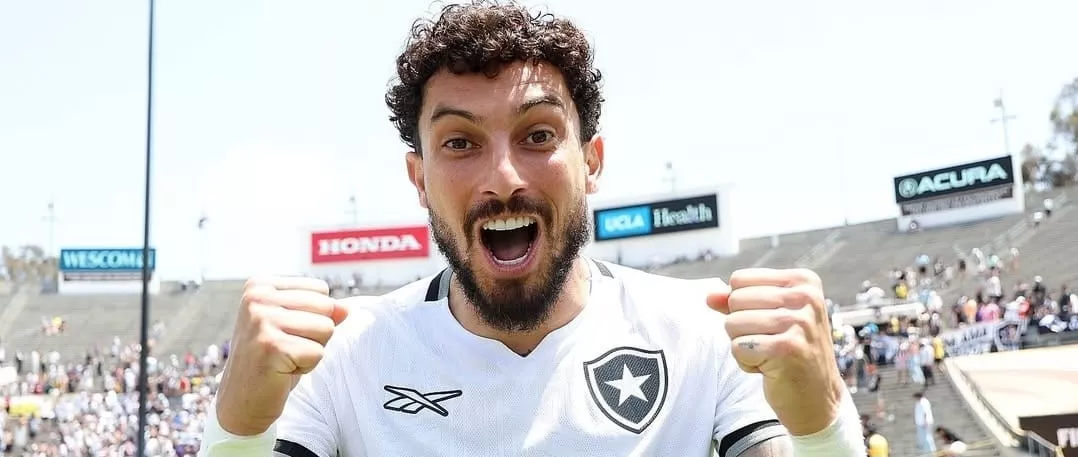 Alex Telles celebra renovação com o Botafogo e fala em carinho recíproco