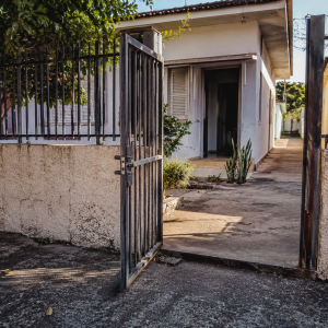 Inquilinos deixam imóvel destrancado após ação de despejo na Vila Monteiro