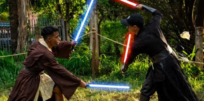 Batalha Campal Star Wars reúne duelos com sabres de luz em Araraquara