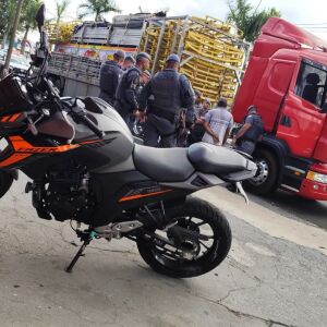 Briga de trânsito entre caminhoneiro e motociclista termina na polícia em São Carlos
