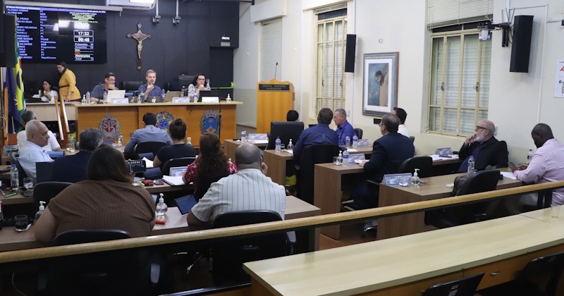 Câmara aprova R$ 19,8 milhões e muda regras para instalação de antenas