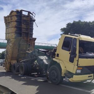Acidente na Rodovia Washington Luís deixa três feridos após batida