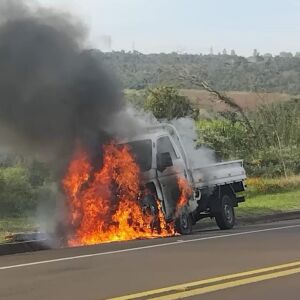 Incêndio em caminhão destrói veículo na Estrada do Broa em São Carlos