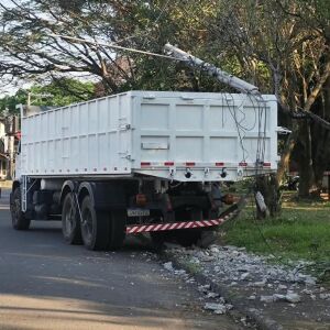 Caminhão desgovernado atinge carros e derruba poste em São Carlos
