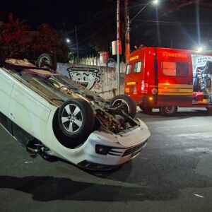 Colisão provoca capotamento sem feridos em acidente em São Carlos