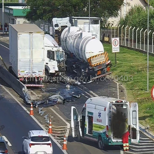 Acidente na Rodovia Washington Luís envolve carreta e deixa ferido em Matão
