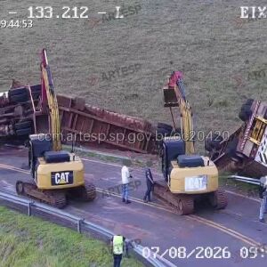 Carreta bitrem tomba na SP-225 em Brotas após pane mecânica