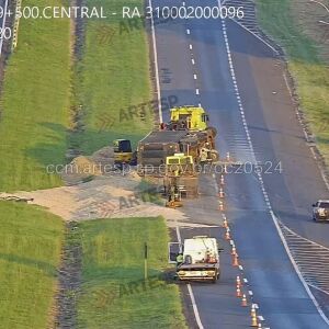 Carreta tomba e causa acidente na SP-310 em Taquaritinga