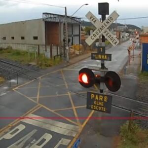 Acidente em Itirapina: Carro invade trilhos e é atingido por trem