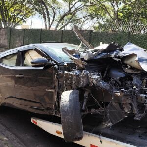 Carro bate em muro após acidente de trânsito no bairro Vila Nery