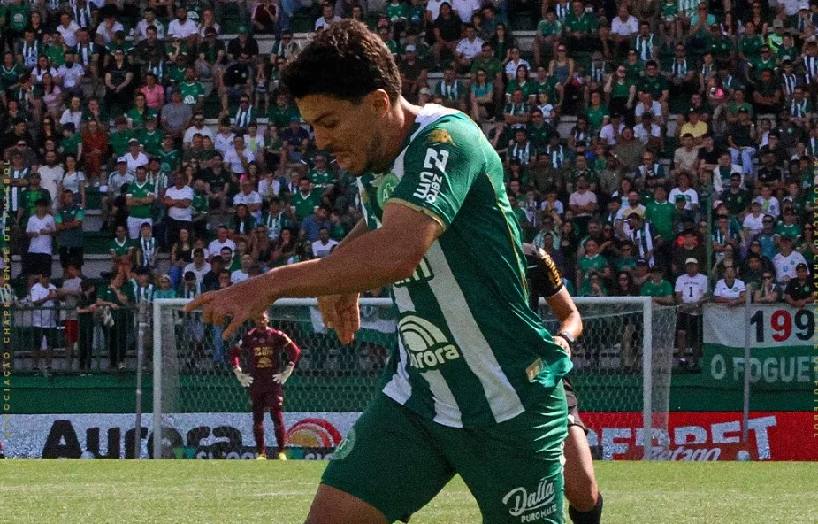 Chapecoense e Bahia empatam por 3 a 3 em jogo movimentado pelo Brasileirão