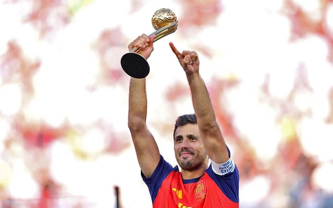 Manchester City rejeita proposta milionária do Barcelona por Rodri