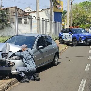 Colisão contra poste deixa mulher ferida no Jardim Brasil