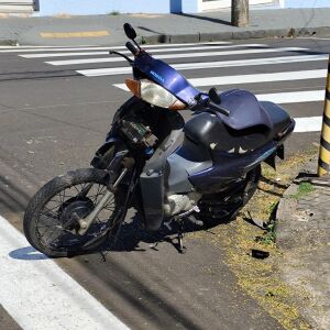Acidente em São Carlos entre carro e moto deixa motociclista ferido no Centro