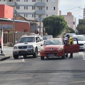 Colisão entre carros causa susto na região central de São Carlos