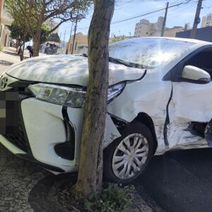 Idosa fica ferida após acidente no Centro em cruzamento com semáforo