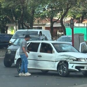 Colisão de carros na Vila Prado marca tarde de sexta-feira em São Carlos