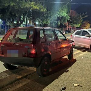 Acidente de trânsito faz carro colidir contra muro de motel em São Carlos