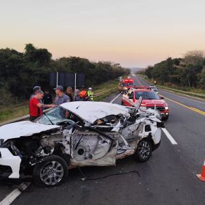 Acidente fatal na SP-215 deixa uma pessoa morta após colisão frontal