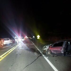 Acidente na estrada do Broa deixa dois feridos após colisão frontal