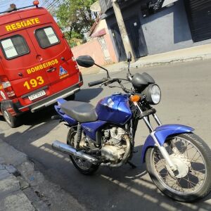 Acidente em São Carlos: colisão traseira entre carro e moto deixa dois feridos