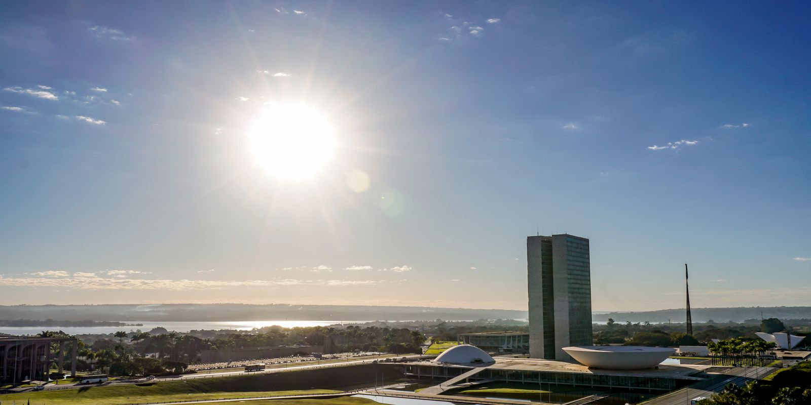 Congresso avalia o fim da escala 6x1 e a isenção da taxa das blusinhas
