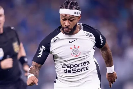 Corinthians busca regularizar Memphis Depay para decisão na Libertadores